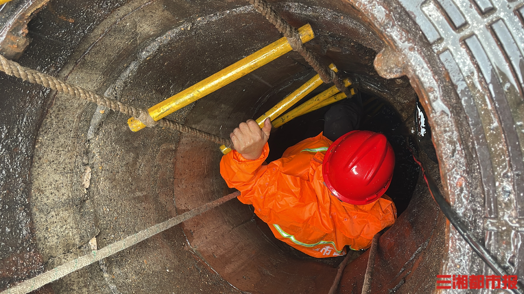 2024防汛火线丨淤泥污水中清理排水管道他们用双手打通城市地下“动脉”(图1)