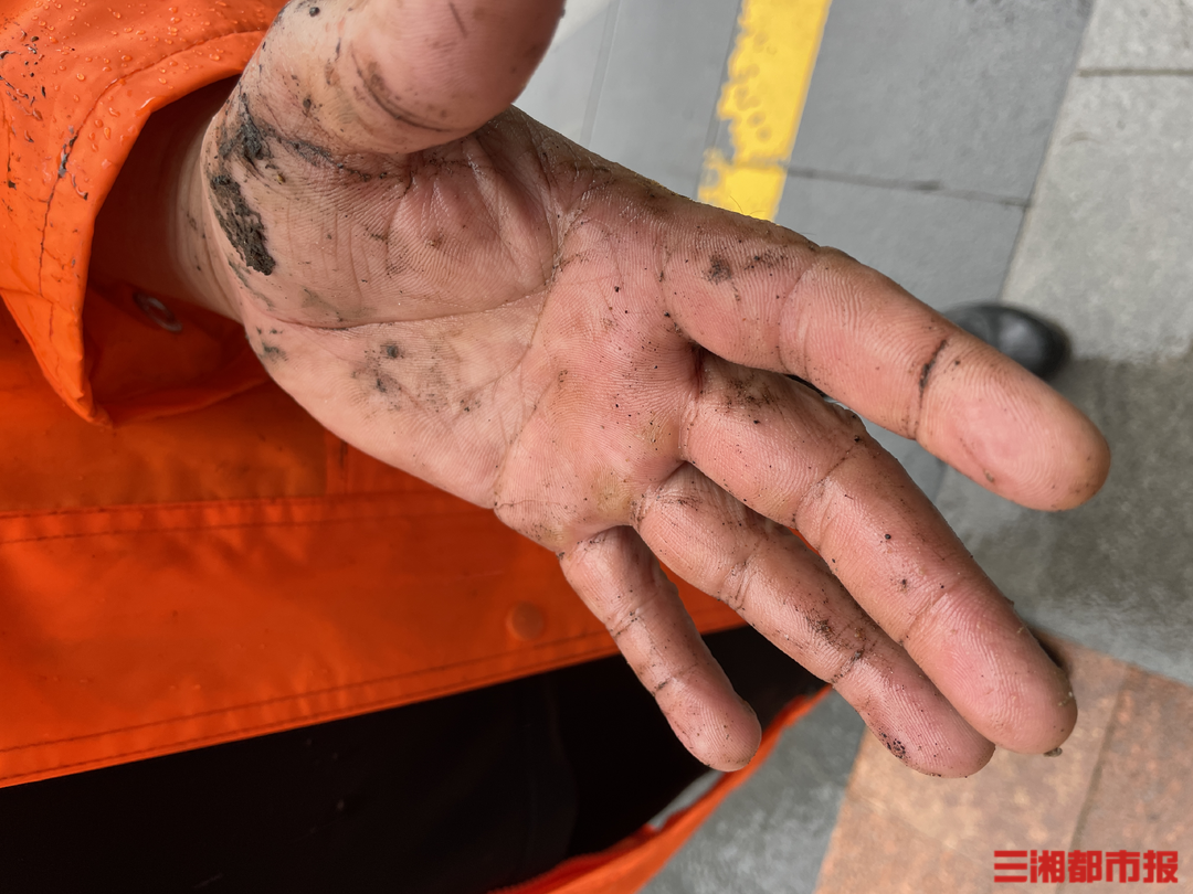 2024防汛火线丨淤泥污水中清理排水管道他们用双手打通城市地下“动脉”(图6)