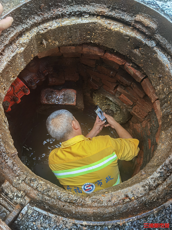 2024防汛火线丨淤泥污水中清理排水管道他们用双手打通城市地下“动脉”(图7)