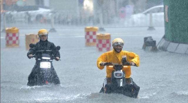 暴雨突袭广州!番禺秒变“威尼斯”商户欲哭无泪谁为内涝买单?(图4)