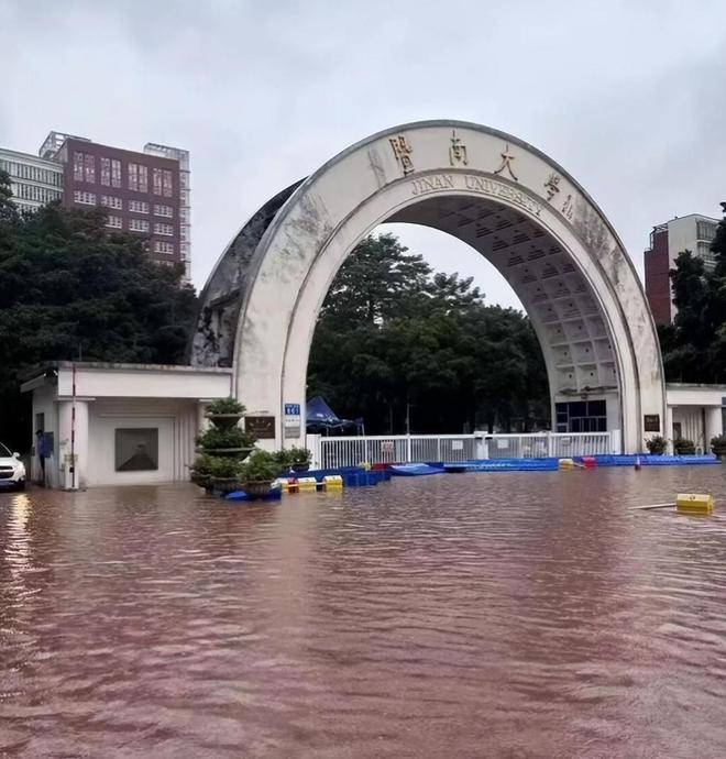 暴雨突袭广州!番禺秒变“威尼斯”商户欲哭无泪谁为内涝买单?(图1)