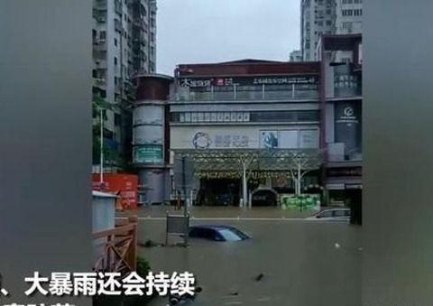 暴雨突袭广州!番禺秒变“威尼斯”商户欲哭无泪谁为内涝买单?(图2)