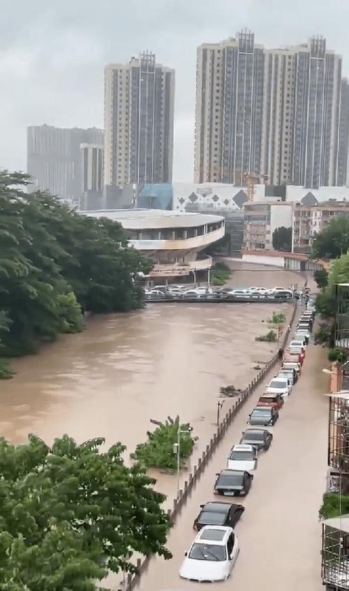 暴雨突袭广州!番禺秒变“威尼斯”商户欲哭无泪谁为内涝买单?(图6)