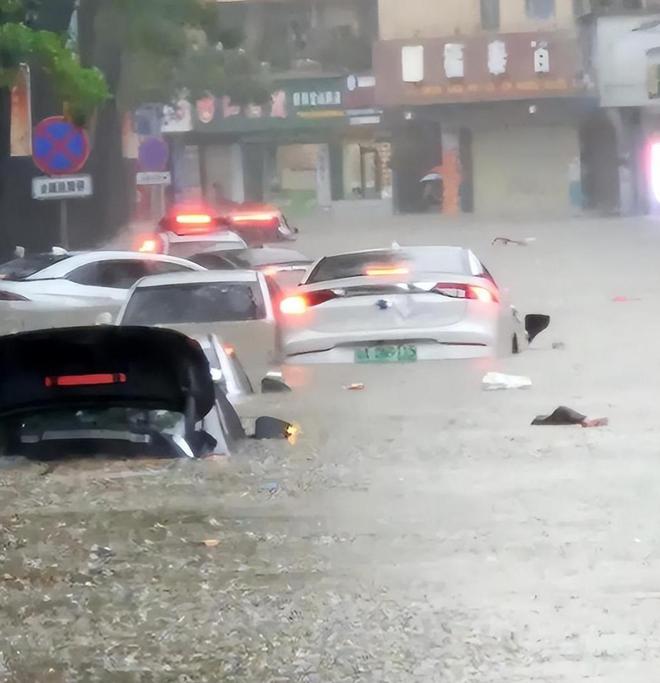 暴雨突袭广州!番禺秒变“威尼斯”商户欲哭无泪谁为内涝买单?(图7)