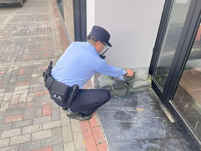 危房人员转移沿街商铺保障静安警方积极应对台风(图2)