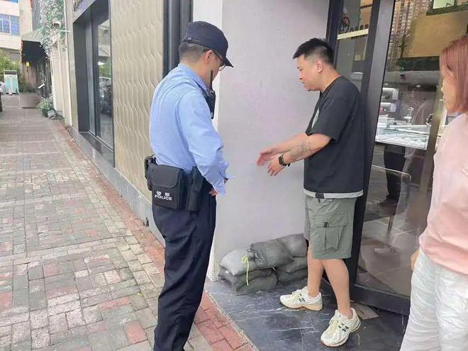 危房人员转移沿街商铺保障静安警方积极应对台风(图1)
