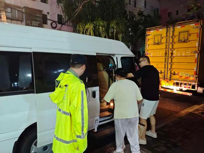 危房人员转移沿街商铺保障静安警方积极应对台风(图5)