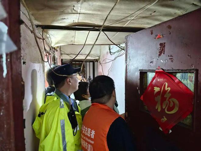 危房人员转移沿街商铺保障静安警方积极应对台风(图6)